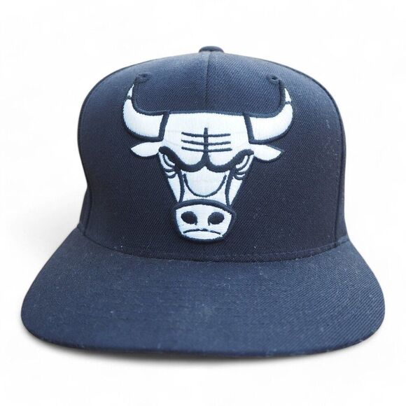 Mitchell & Ness Chicago Bull Basketball Snapback Hat Black / White OS - Picture 1 of 9